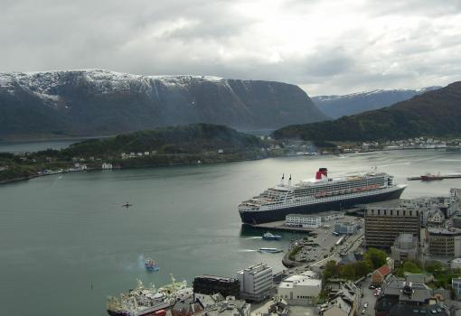 El Queen Mary 2 en el bello puerto de Alesund (Noruega)